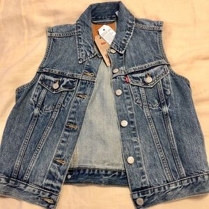Levi’s women’s jean vest NWT